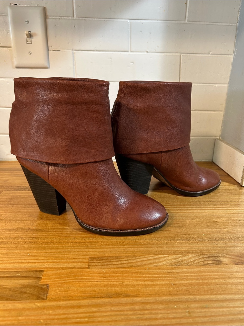 Vince Camuto Brass Women's Size 8B Brown Fold Over Leather Ankle Boots Booties